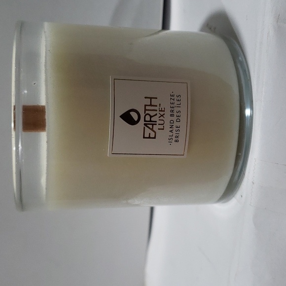 Earth Luxe. Hand Poured; Wood Wick; Scent~Island Breeze; Soy Candle. 10 OZ. NIB - Picture 1 of 7